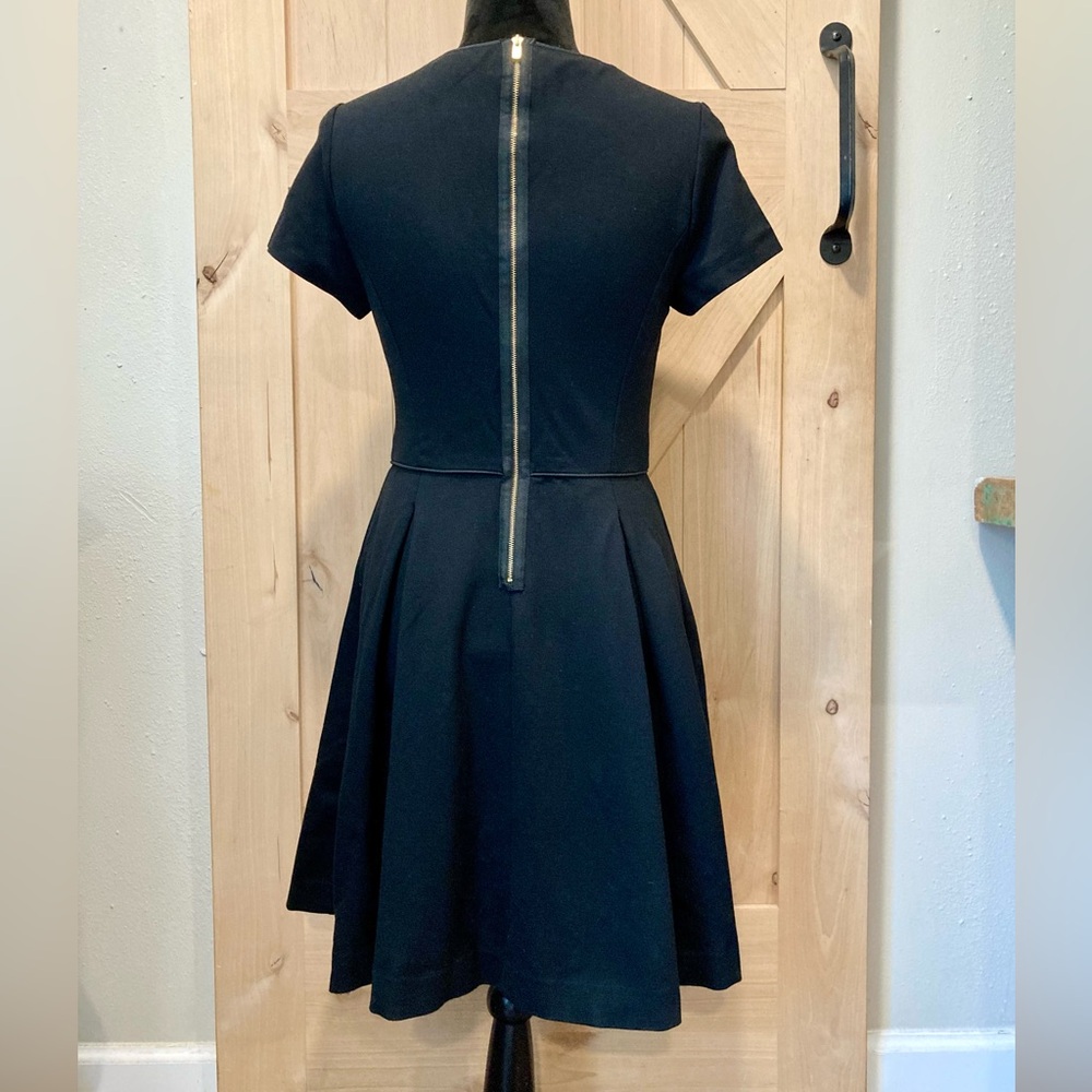 Banana Republic Black Dress with Short Sleeves and V-Neck Stretchy Size 6 - Picture 4 of 16